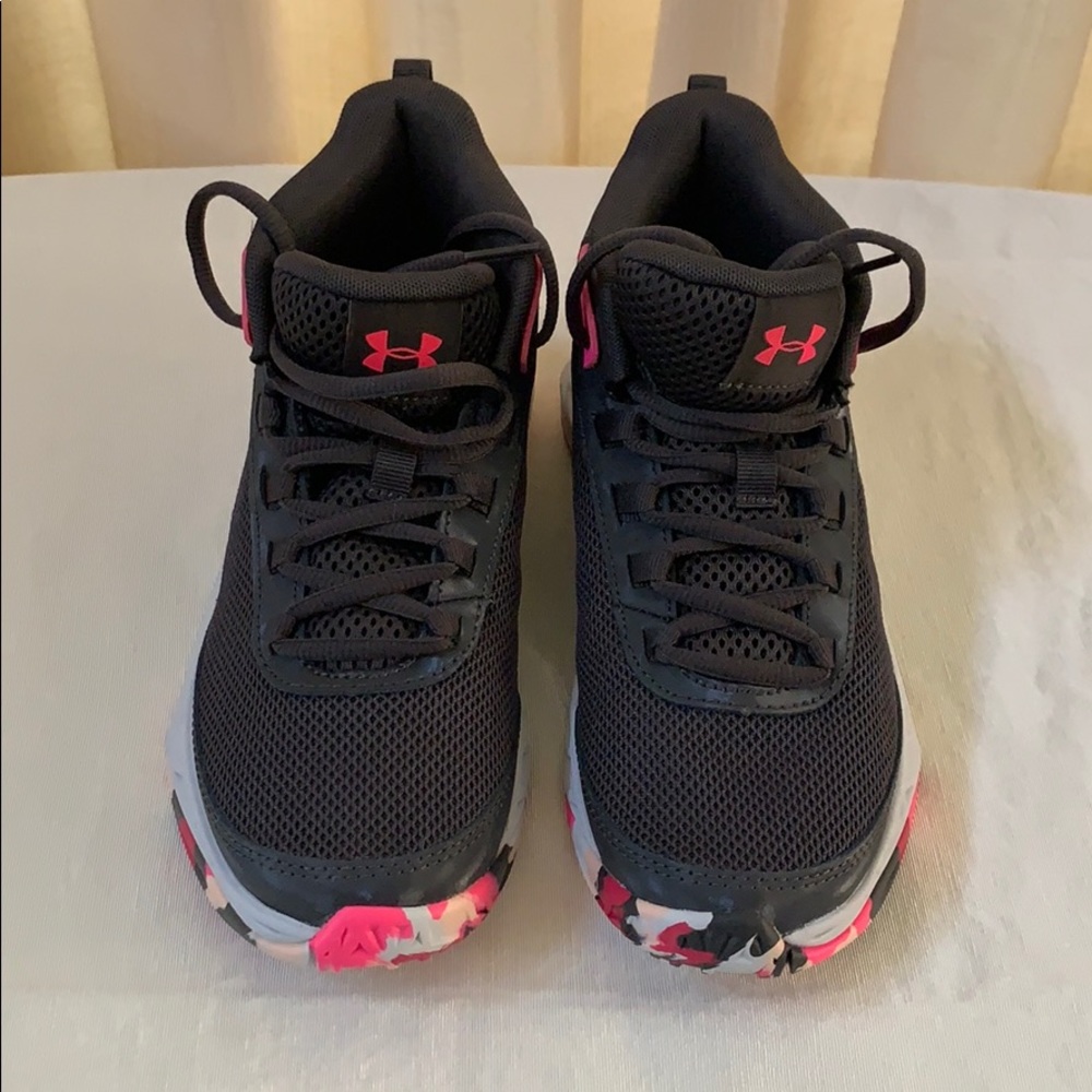 NWOT Under armor shoes.